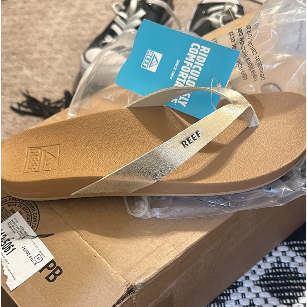 Size 8 NWT Reef Cushioned Sandals (Gold)